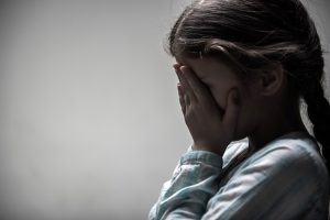 Copilul-victimă a abuzului sexual: cum recunoaștem semnele și care sunt măsurile urgente