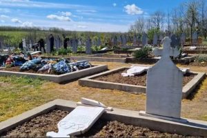 Zeci de morminte profanate într-un sat din Timiș
