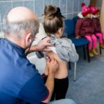 Doar 7 din 100 de români s-au vaccinat împotriva gripei. Numărul copiilor care au primit vaccinul an...