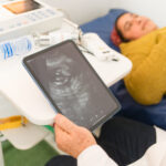 Șaizeci de cabinete de medicină de familie din zone dezavantajate, dotate cu aparatură medicală mode...