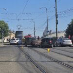 Șofer rănit după ce a intrat cu mașina într-un tramvai pe strada Victor Hugo din Timișoara