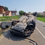 O șoferiță s-a răsturnat cu autovehiculul