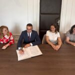 A fost semnat contractul de proiectare și execuție al Centrului de recuperare pentru tinerii depende...