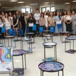 Studenții arhitecți de la UPT au realizat măsuțe-mozaic în „Competiția culorilor Mapei” VIDEO