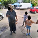 Copil de 5 ani, rătăcit de bunic, găsit de polițiștii locali printre mașini, pe o stradă din cartier...