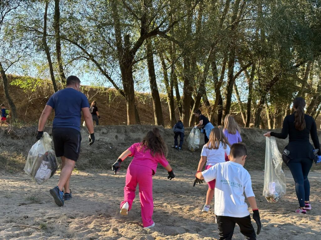 Localnicii din Șag, împreună cu primarul, s-au reunit pentru o acțiune de ecologizare
