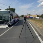 Autobuz cu 15 pasageri, implicat într-un accident la Biled. Șoferul care l-a provocat a murit/Video