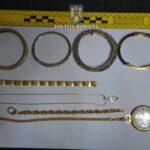 Cinci persoane au furat 50.000 euro și bijuterii din aur/Video