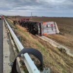 Un TIR a ajuns pe câmp de pe A1, în Timiș