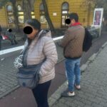 Hoți de buzunare dați jos din tramvai de polițiștii locali