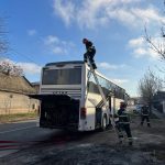 Incendiu la un autobuz cu 52 de pasageri, lichidat rapid de pompierii din Sânnicolau Mare/Foto
