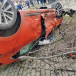 Două mașini implicate într-un accident la Giroc, una răsturnată