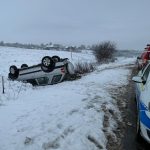 S-a răsturnat cu autoturismul