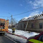Incendiu la o locuință din Izvin: pompierii intervin cu mai multe autospeciale