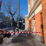 Peste o sută de somații și avertismente aplicate pentru curățarea gheții și a zăpezii de pe trotuare