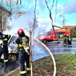 Mașină cuprinsă de flăcări pe o stradă din Timișoara. Două persoane s-au autoevacuat