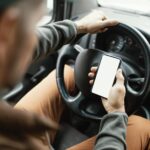 Șoferi, atenție! Folosirea telefonului la volan poate aduce amenzi și suspendarea permisului