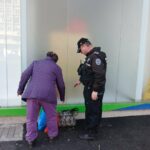 Polițiștii locali au înapoiat unei femei de 70 de ani o sacoșă cu acte, bani și medicamente, uitată ...