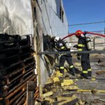 Incendiu într-o hală cu produse alimentare din Hezeriș. 20 de pompieri au intervenit de urgență