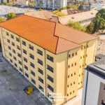 Condiții mai bune pentru elevii de la Colegiul Henri Coandă: fațada clădirii de internat a fost fina...