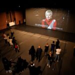 Echipa reunită a Teatrului Național din Timișoara și-a aplaudat în picioare managerul, după aproape ...