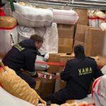 Haine contrafăcute descoperite de inspectorii vamali într-un autocamion
