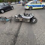Biciclist lovit de motocicletă, pe culoarea roșie a semaforului