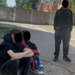 Trei tineri depistați de polițiștii locali din Timișoara distrându-se la un alt fel de „iarbă verde”