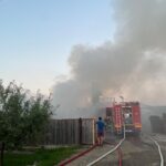 Incendiu puternic la o fabrică de peleți din Timiș. Zeci de pompieri au intervenit în zori