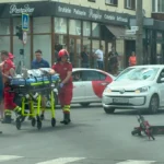 A traversat strada pe culoarea roșie a semaforului cu o trotinetă electrică și a fost lovit de o maș...